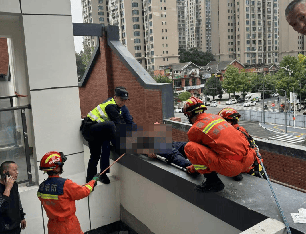 男子安装空调从6楼坠落至2楼平台，经抢救脱离生命危险：楼下雨棚救了他一命