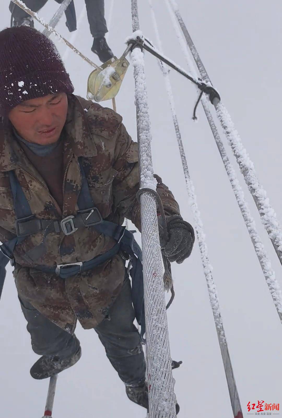 雪天在特高压线上高空作业引关注 对话凉山小伙：努力挣钱为儿治病，因为我是他的父亲